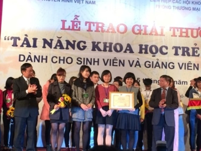  Nguyệt Minh cùng các thành viên trong nhóm nhận bằng khen của Bộ Giáo dục và Đào tạo. (Ảnh: Đại học Kinh tế quốc dân)
