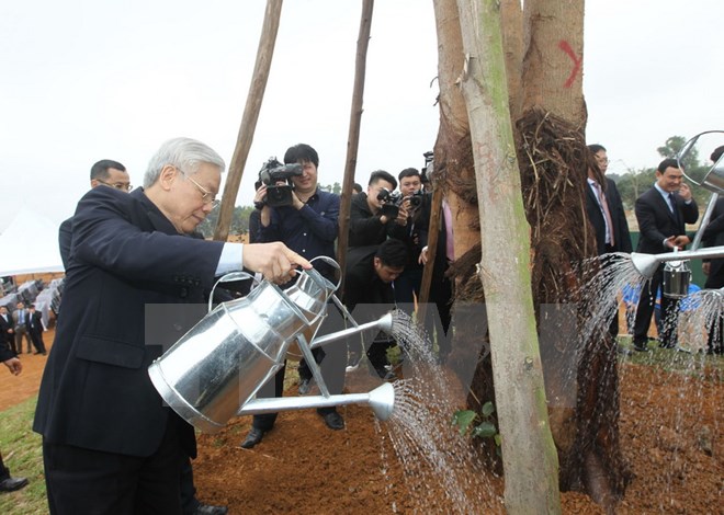 Tổng Bí thư Nguyễn Phú Trọng tham gia Tết trồng cây tại Khu công nghệ cao Hòa Lạc. (Ảnh : Trí Dũng/TTXVN)