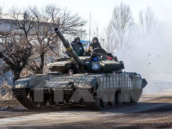 Xe tăng quân đội Ukraine tại thị trấn Debaltseve, khu vực Donetsk ngày 13-2. (Ảnh: AFP/TTXVN)