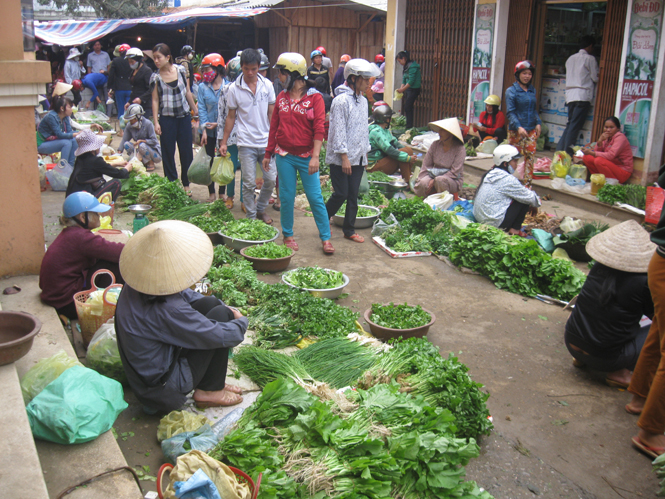 Người dân Minh Hóa đi mua sắm thực phẩm trong dịp Tết.