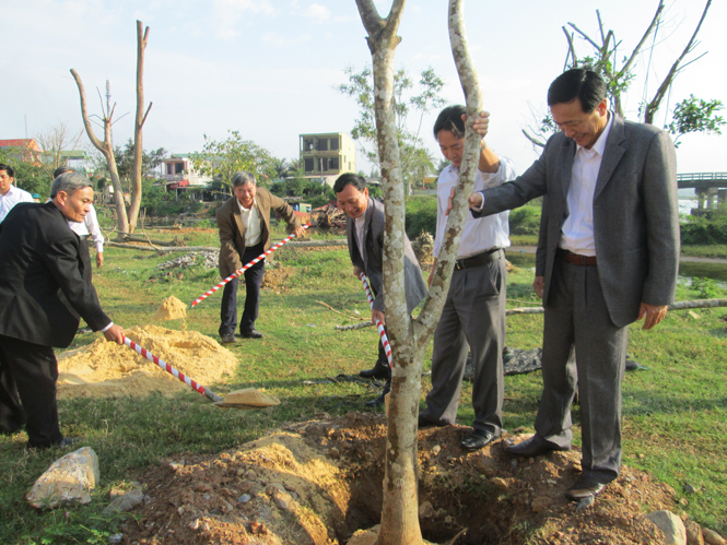 Các đồng chí lãnh đạo huyện Quảng Ninh tham gia trồng cây xanh đầu xuân trong khuôn viên Đài tưởng niệm Bến phà Quán Hàu.