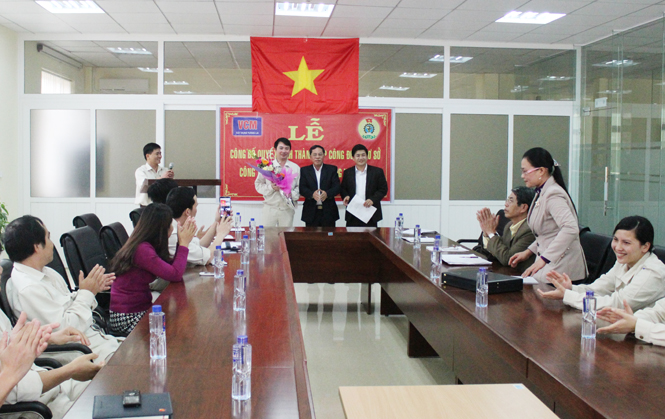 Lãnh đạo LĐLĐ tỉnh và LĐLĐ huyện Tuyên Hóa tham gia lễ Công bố quyết định thành lập Công đoàn cơ sở Công ty TNHH Vật liệu xây dựng Việt Nam.