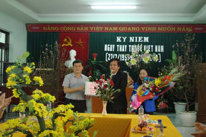 Đồng chí Trần Tiến Dũng, TUV, Phó Chủ tịch UBND tỉnh tặng quà cho tập thể cán bộ, nhân viên Trung tâm y tế dự phòng huyện Bố Trạch nhân ngày thầy thuốc Việt Nam.