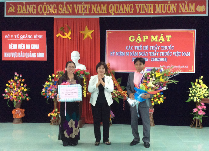 Đồng chí Nguyễn Thị Thanh Hương tặng hoa và quà chúc cho cán bộ y tế  Bệnh viện Đa khoa khu vực Bắc Quảng Bình.