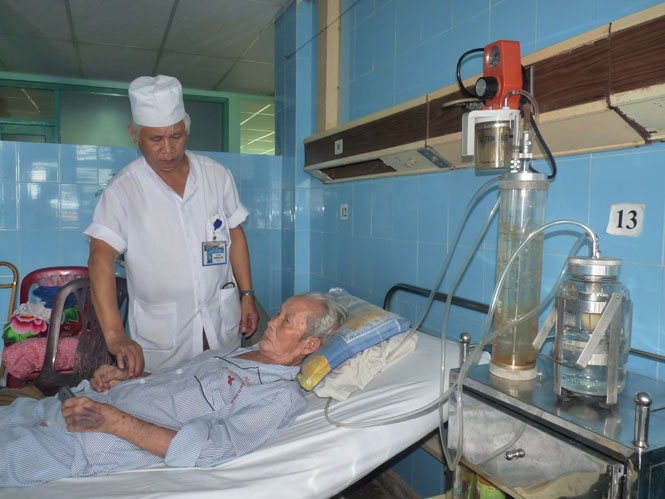 Chăm sóc bệnh nhân tại Bệnh viện hữu nghị Việt Nam-Cu ba Đồng Hới.  Ảnh: T.H
