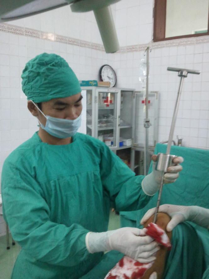 Bác sỹ Nguyễn Hữu Tuân đang thực hiện phẫu thuật tháo đinh Sign bằng dụng cụ tự chế.