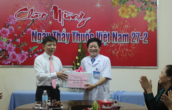 Đồng chí Nguyễn Hữu Hoài, Phó Bí thư Tỉnh ủy, Chủ tịch UBND tỉnh tặng quà chúc mừng đội ngũ cán bộ, y bác sỹ Bệnh viện đa khoa thành phố Đồng Hới.