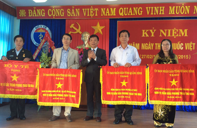 Đồng chí Nguyễn Hữu Hoài tặng cờ thi đua của UBND tỉnh cho các tập thể và cá nhân có nhiều thành tích xuất sắc trong năm 2014. 