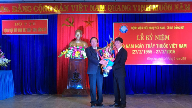  Đồng chí Hoàng Đăng Quang tặng hoa chúc mừng đội ngũ cán bộ y tế của bệnh viện.