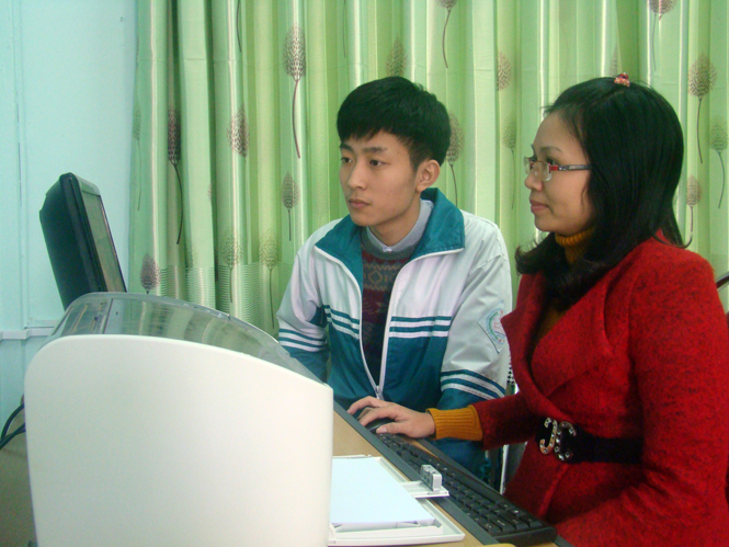 Trần Gia Huy cùng cô giáo chủ nhiệm Nguyễn Thị Như Trang tiếp tục ôn luyện cho kỳ thi học sinh giỏi cấp tỉnh sắp tới.