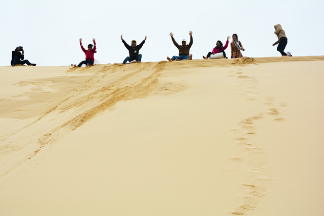 Với độ cao vừa phải của đồi cát, du khách có thể thỏa mái lựa chọn nhiều trò chơi cho mình.