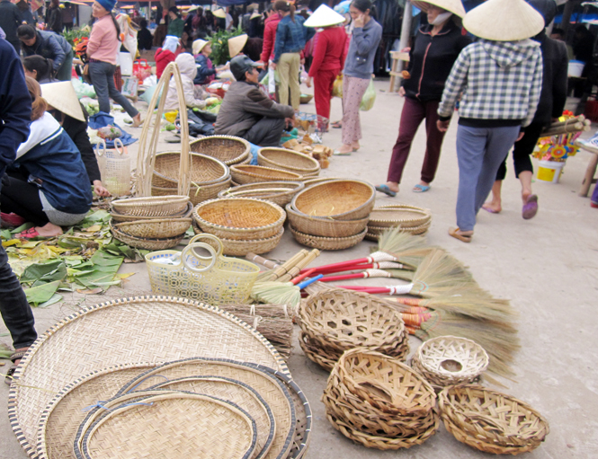 Sản phẩm từ các làng nghề truyền thống ở chợ Họa.
