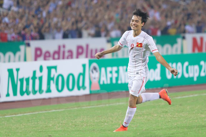 Văn Toàn ghi bàn cho U19 Việt Nam ở trận gặp U19 Myanmar tại bán kết giải U19 Đông Nam Á 2014 tổ chức tại Mỹ Đình. (Ảnh: Minh Chiến/Vietnam+)