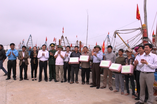 Đồng chí Trần Văn Tuân, UVTV Tỉnh ủy, Phó Chủ tịch UBND tỉnh tặng quà cho 05 ngư dân xã Đức Trạch (huyện Bố Trạch) tại Khu neo đậu Cảng cá sông Gianh.