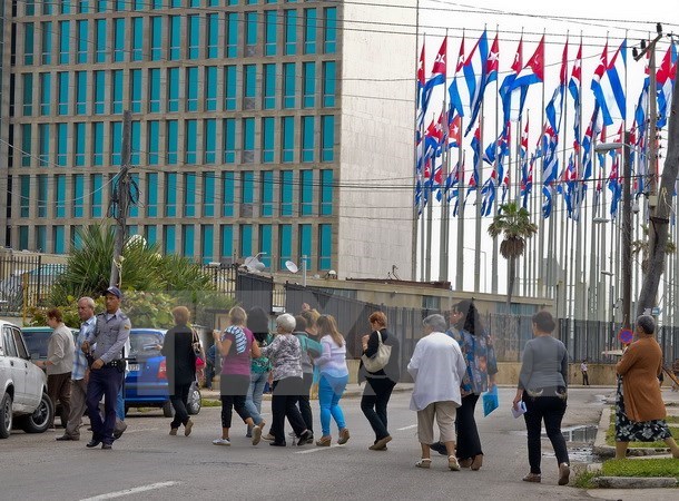 Người dân Cuba xếp hàng bên ngoài một văn phòng của Mỹ ở thủ đô La Habana ngày 9-1. (Ảnh: AFP/ TTXVN)
