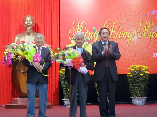 Đồng chí Hoàng Đăng Quang, Phó Bí thư Thường trực Tỉnh ủy, Trưởng đoàn đại biểu Quốc hội tỉnh tặng hoa chúc thọ các hội viên.