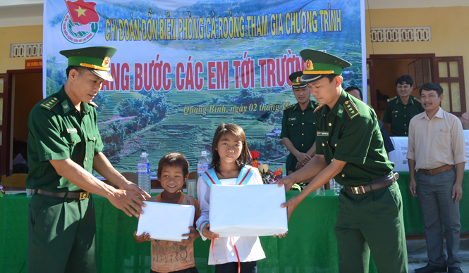 Tuổi trẻ Đồn Biên phòng Cà Roòng trao quà cho hai em học sinh được nhận đỡ đầu tại bản Cờ Đỏ, xã Thượng Trạch (Bố Trạch).