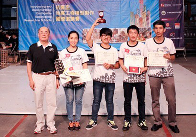 Nhóm sinh viên Trường đại học Duy Tân nhận giải nhất cuộc thi thiết kế nhà chống động đất tại Đài Loan (trong ảnh, Hà Anh Tuấn đứng giữa, Đặng Quốc Đạo đứng thứ 2 từ phải qua).