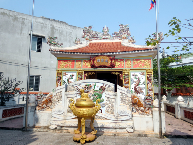Tương truyền, miếu Thành hoàng của phường Đồng Phú (TP.Đồng Hới) vẫn còn thờ quả cù (bằng gộc tre, bọc vải điều đỏ) của lễ hội cướp cù làng Trần Ninh xưa.