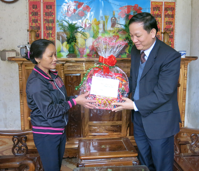 Lãnh đạo tỉnh đến thăm và tặng quà cho gia đình chị Hường.