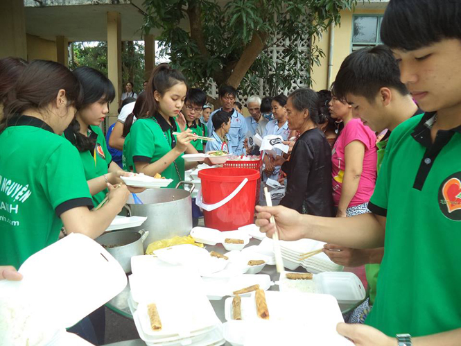Các tình nguyện viên Câu lạc bộ Nét bút xanh đang tổ chức phát cơm chay cho bệnh nhân nghèo tại Bệnh viện đa khoa huyện Quảng Ninh.