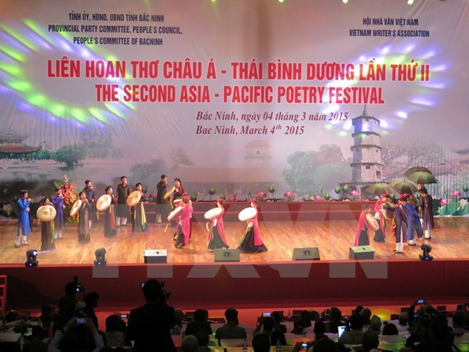 Biểu diễn Dân ca Quan họ Bắc Ninh tại liên hoan thơ châu Á-Thái Bình Dương. (Ảnh: Thái Hùng/TTXVN)