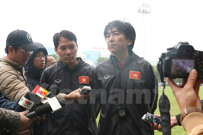 Huấn luyện viên Miura vẫn chỉ trích các học trò sau chiến thắng. (Ảnh: Minh Chiến/Vietnam+)