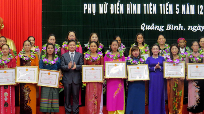 Đồng chí Nguyễn Tiến Hoàng, TUV, Phó Chủ tịch UBND tỉnh trao bằng khen cho các tập thể và cá nhân đã có thành tích xuất sắc trong lao động, sản xuất kinh doanh và phong trào công tác Hội.