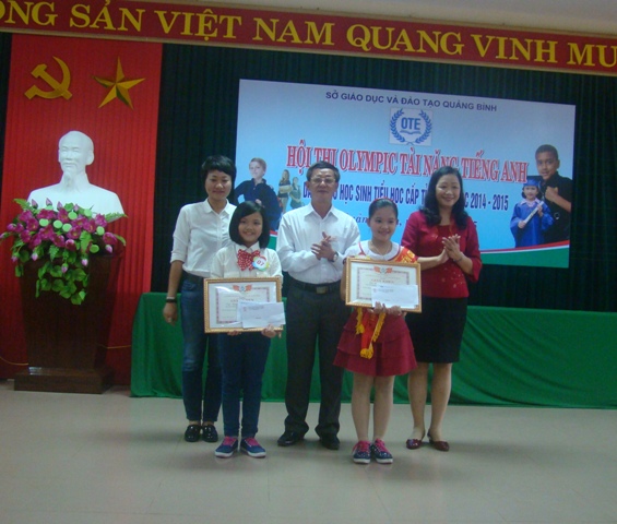 Lãnh đạo Sở Giáo dục và Đào tạo, Hội Khuyến học tỉnh trao giấy khen và phần thưởng cho hai thí sinh đạt giải nhất.
