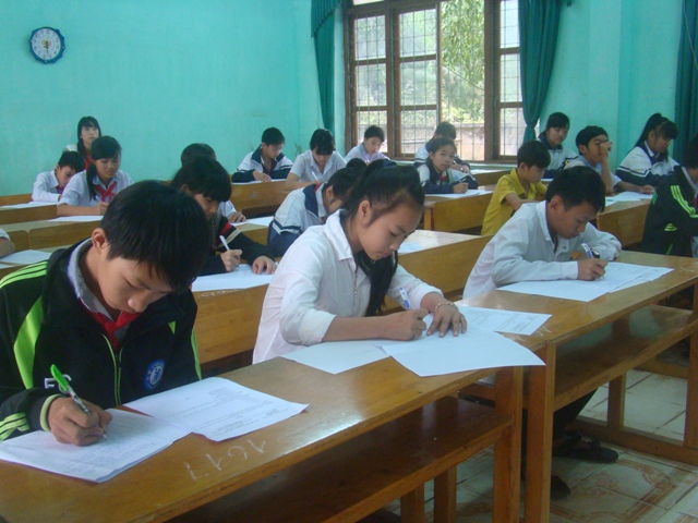 Tại điểm thi Trường THCS Bảo Ninh các em đang thi lý thuyết nghề Tin học  văn phòng.