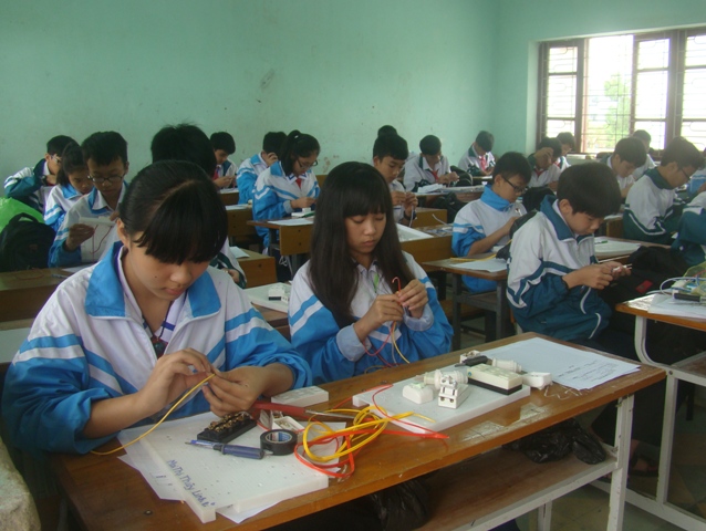 Tại điểm thi Trường THCS Đồng Phú các em đang thi thực hành nghề Điện dân dụng.