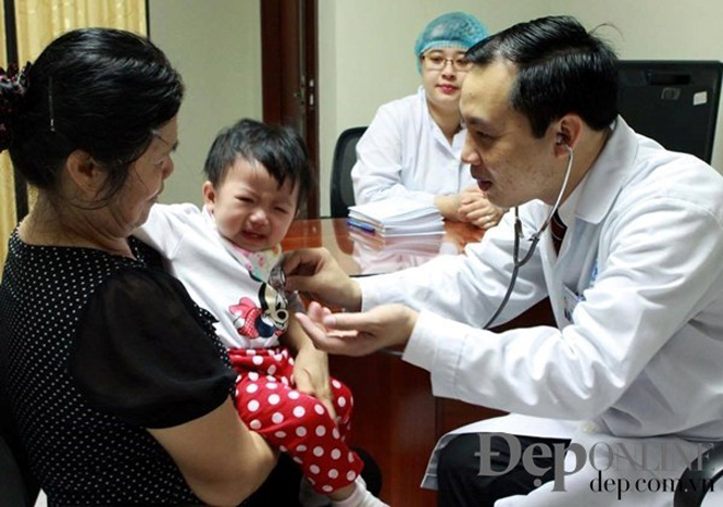 Bác sỹ Lê Duy thăm khám cho bệnh nhân nhi.