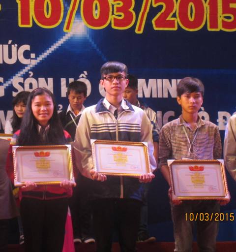 Đoàn học sinh tỉnh ta nhận giải thưởng của Ban tổ chức.