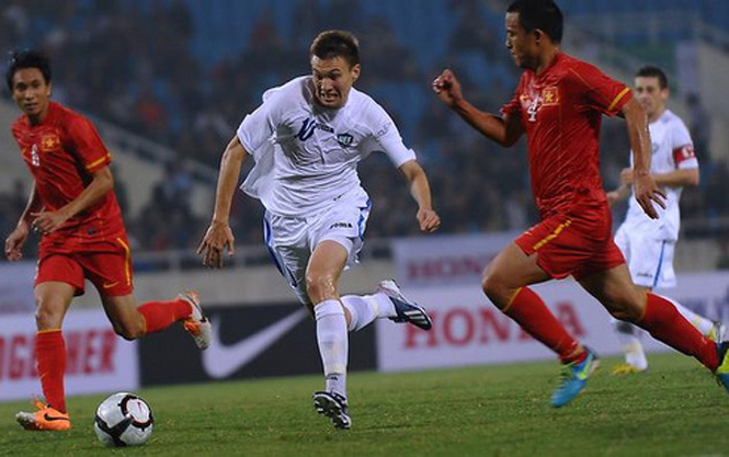 Igor Sergeev (áo trắng) trong trận đấu với ĐT Việt Nam tại vòng loại Asian Cup 2015 trên sân Mỹ Đình (Ảnh: Getty)