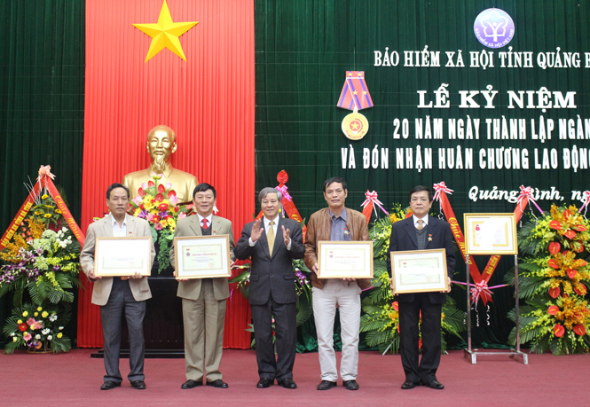 Những cá nhân có thành tích xuất sắc được nhận Kỷ niệm chương Vì sự nghiệp BHXH của BHXH Việt Nam.