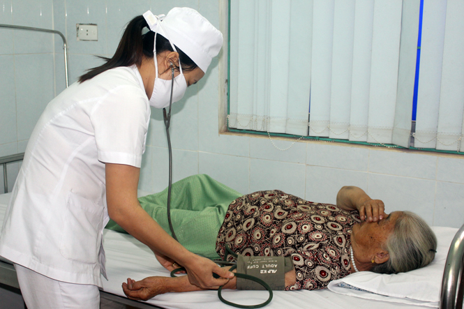 Khám chữa bệnh cho đối tượng thuộc diện BHYT tại Bệnh viện đa khoa thành phố Đồng Hới.