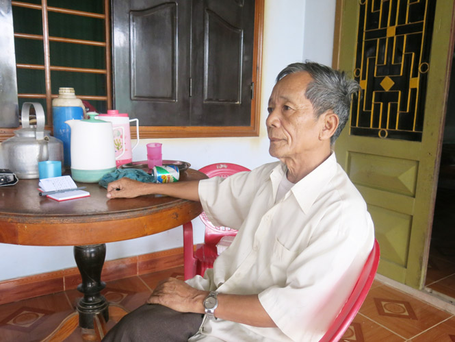  Ông Hoàng Đình Bá, Chủ tịch Hội khuyến học xã Văn Hóa kể lại truyền thống hiếu học của quê hương.