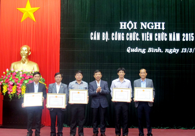 Đồng chí Nguyễn Hữu Hoài, Phó Bí thư Tỉnh ủy, Chủ tịch UBND tỉnh tặng danh hiệu tập thể lao động xuất sắc năm 2014 cho các phòng, ban.