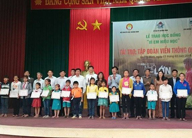 Các em học sinh huyện Minh Hóa đang nhận học bổng