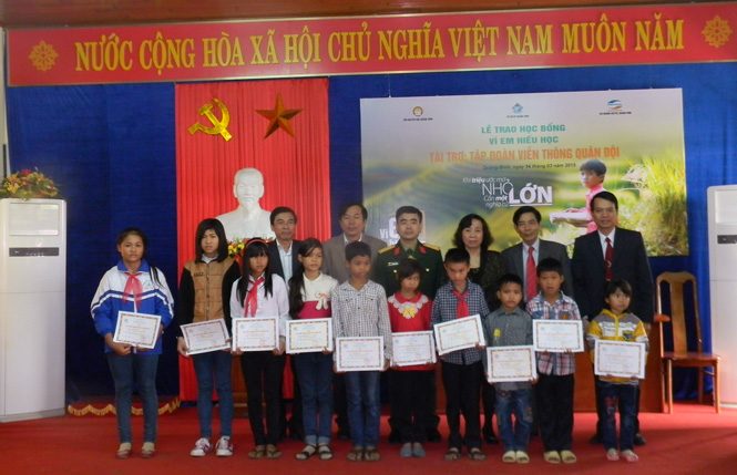 Đại diện lãnh đạo Chi nhánh Viettel Quảng Bình trao học bổng cho các học sinh nghèo hiếu học ở huyện Lệ Thuỷ   