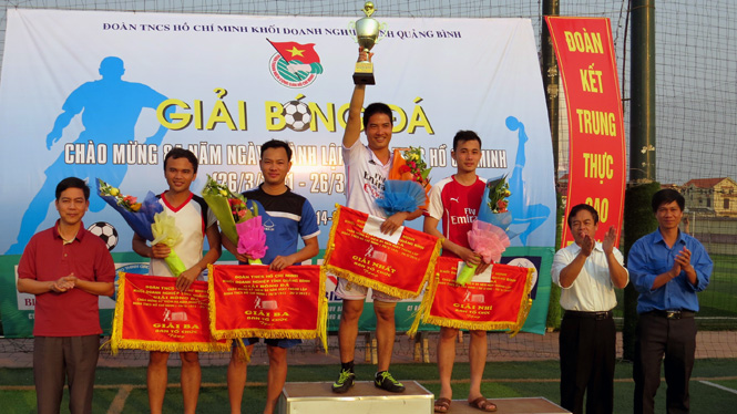 Ban tổ chức trao cúp và cờ lưu niệm cho các đội đoạt giải nhất, nhì, ba.