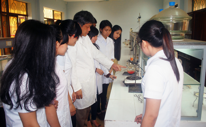 Phó giáo sư, tiến sĩ Nguyễn Đức Vượng cùng nhóm sinh viên ngành Hóa trong phòng thực hành.