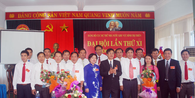 Đồng chí Nguyễn Thị Thanh Hương, Phó Chủ tịch HĐND tỉnh và đồng chí Phạm Phan Dũng, Tổng Cục trưởng tặng hoa cho Ban Chấp hành Đảng bộ Cục .