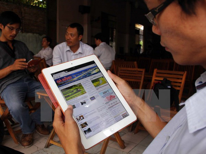 Người dân truy cập Internet miễn phí từ hệ thống kết nối không dây được lắp đặt trên các tuyến đường Đà Nẵng. (Ảnh: Trần Lê Lâm/TTXVN)