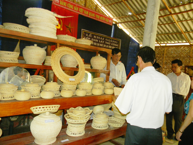 Nông dân Tuyên Hoá tham gia phát triển ngành nghề tiểu thủ công nghiệp.