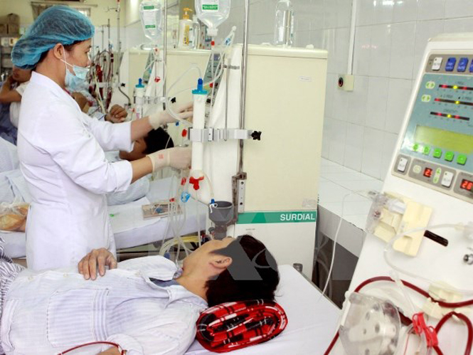  Nhân viên khoa Thận nhân tạo - Bệnh viện Bạch Mai điều trị thận lọc máu cho bệnh nhân mắc bệnh thận. (Ảnh: TTXVN)