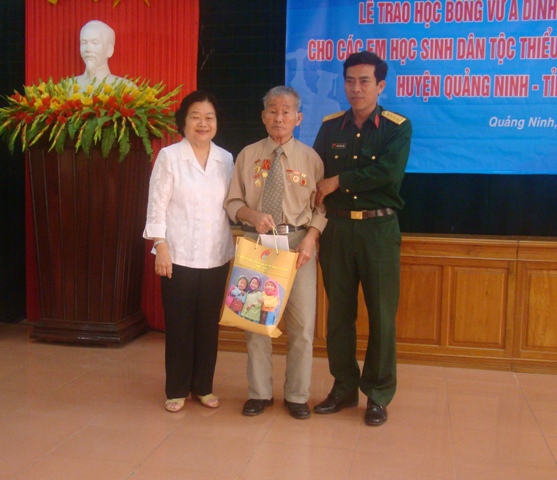 Bà Trương Mỹ Hoa trao quà cho bố của liệt sĩ Hải quân Hồ Văn Hiền, xã An Ninh, huyện Quảng Ninh.