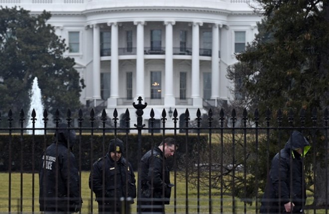 Các nhân viên an ninh bảo vệ Nhà Trắng. (Nguồn: AP)