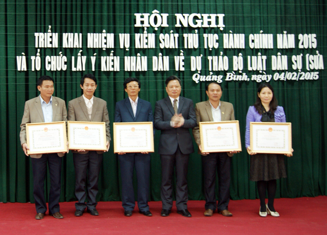 Đồng chí Nguyễn Tiến Hoàng, Tỉnh ủy viên, Phó Chủ tịch UBND tỉnh, trao bằng khen của UBND tỉnh cho các tập thể có thành tích xuất sắc trong công tác kiểm soát thủ tục hành chính năm 2014.