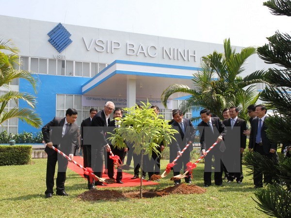 Nguyên Thủ tướng Singapore Goh Chok Tong trồng cây lưu niệm trong khuôn viên Công ty TNHH VSIP Bắc Ninh. (Ảnh: Thái Hùng/TXVN)